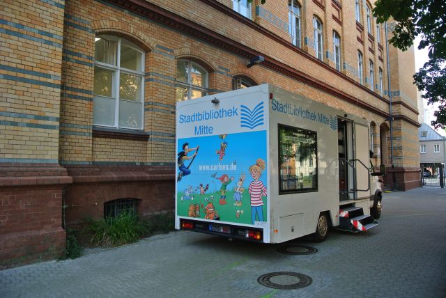 Bücherbus auf Schulhof
