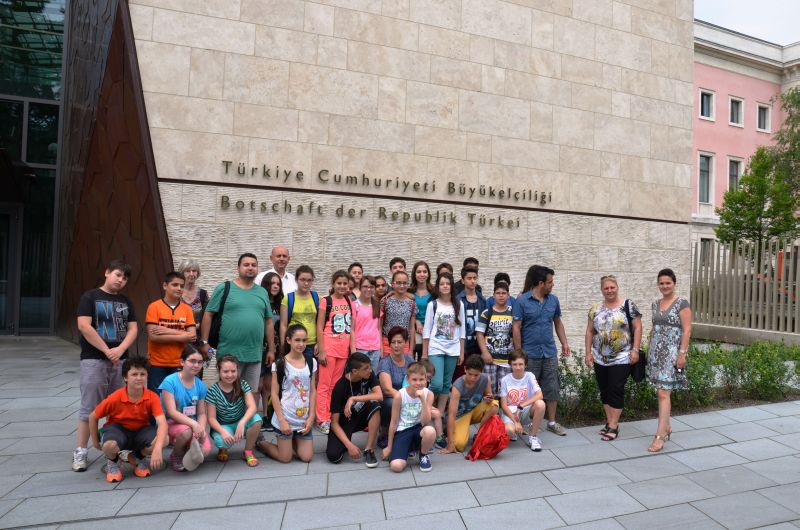 Vor der türkischen Botschaft