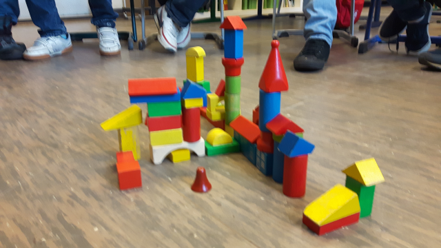 wir bauen zusammen ein Gebäude